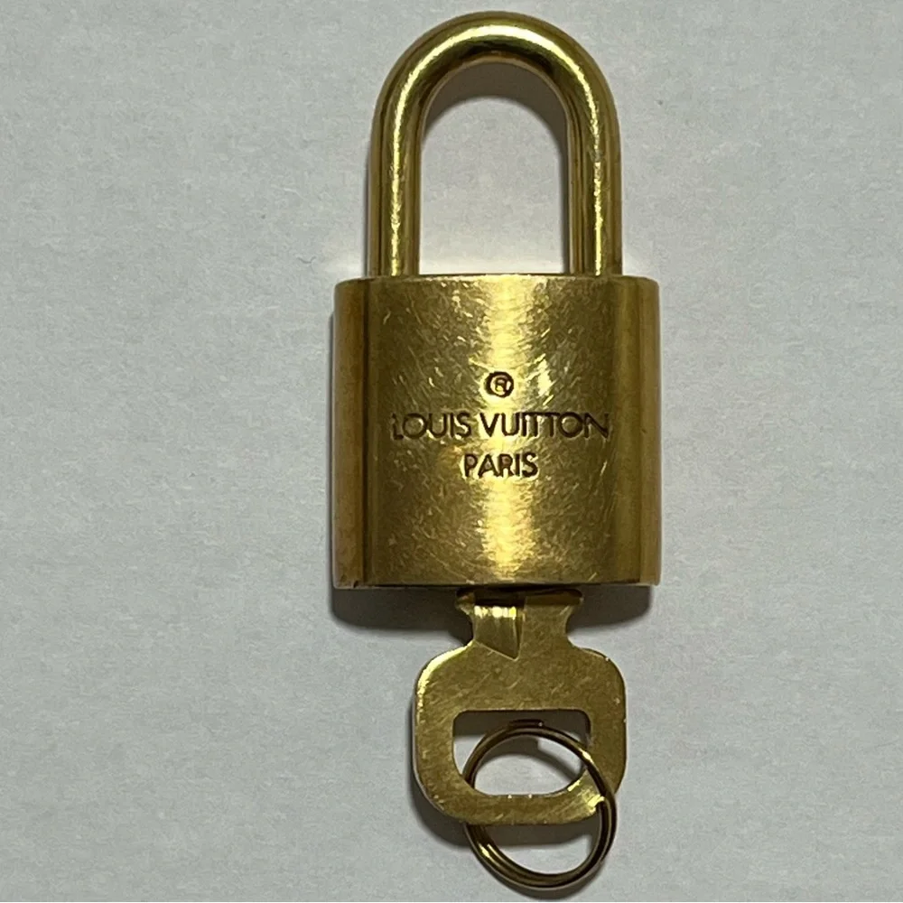 Louis Vuitton Gold Padlock 310 - Picture 4 of 6